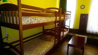Хостелы Hostel Drive Львов Четырехместный номер с общей ванной комнатой-1